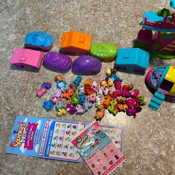 Encourage Individuality and Style with Squinkies  Squinkie Do Drops 80 Piece Lot Mini Figures Helicopter Club House Booklet Toys
